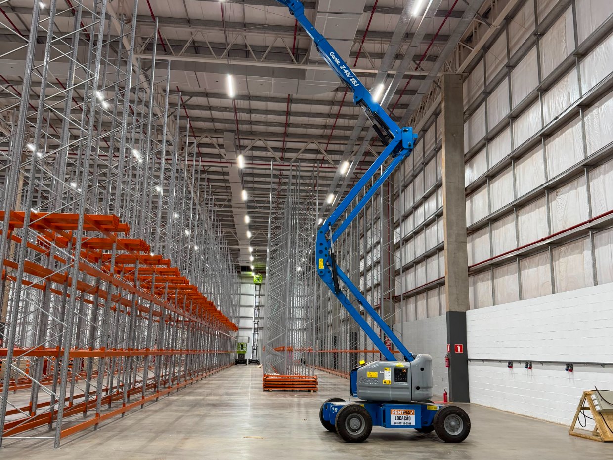 Plataforma articulada da PEMTMAX em galpão logístico