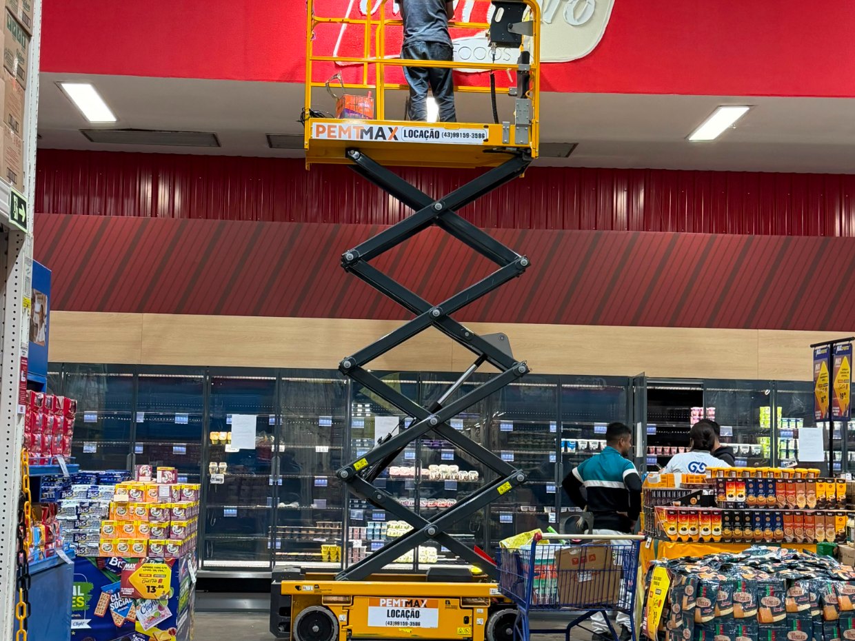 Plataforma tesoura da PEMTMAX em manutenção dentro de supermercado