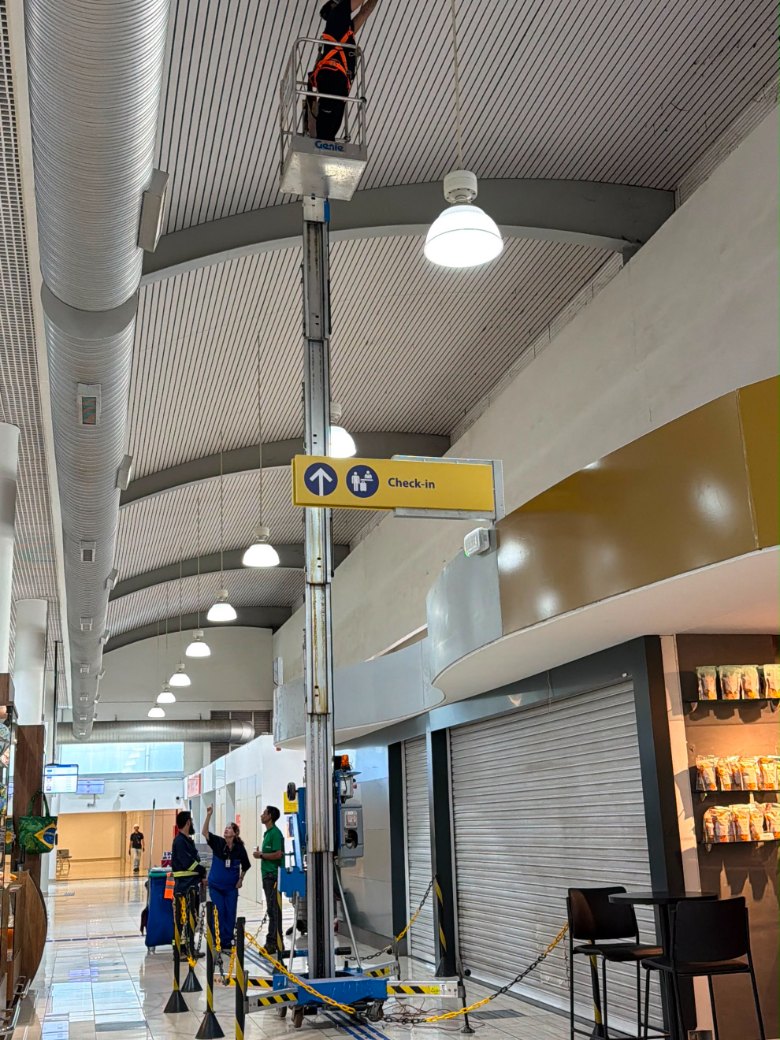 Plataforma da PEMTMAX em manutenção no teto de um centro comercial