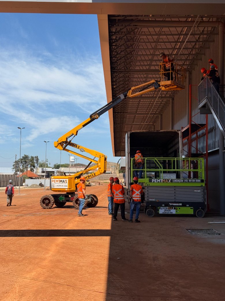 Equipe da PEMTMAX com plataforma elevatória em canteiro de obra